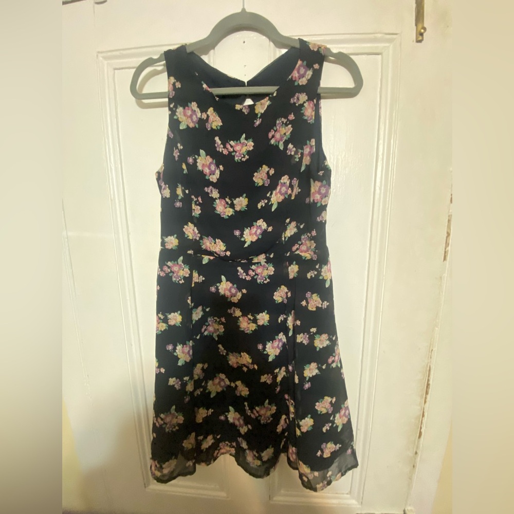 Navy floral lined dress with cute back cutout. Size Large. Forever 21. GUC💙🌸🌼